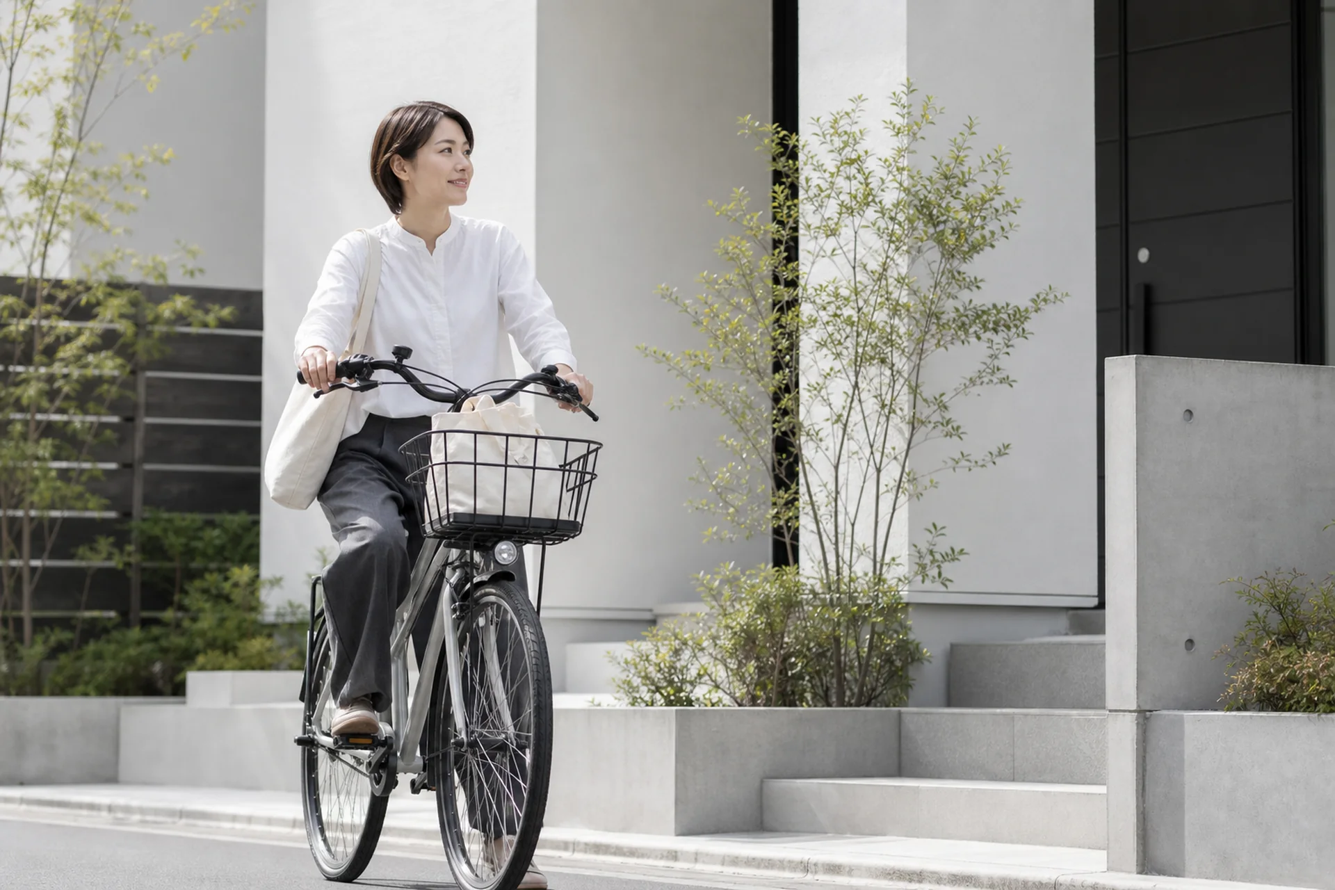 現代的なシティサイクルを利用する日本人ユーザー